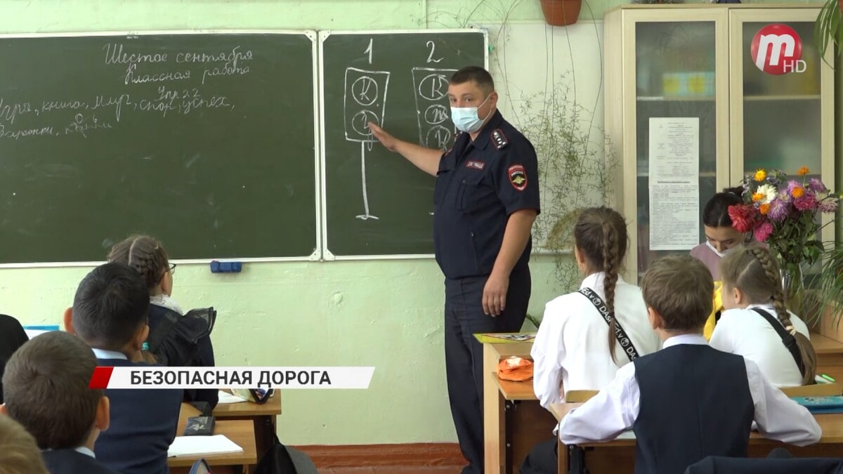 Школа телеграмм. Школьники за партой. Школьники в форме за партой. Школьный инспектор. Учитель рассказывает у доски.