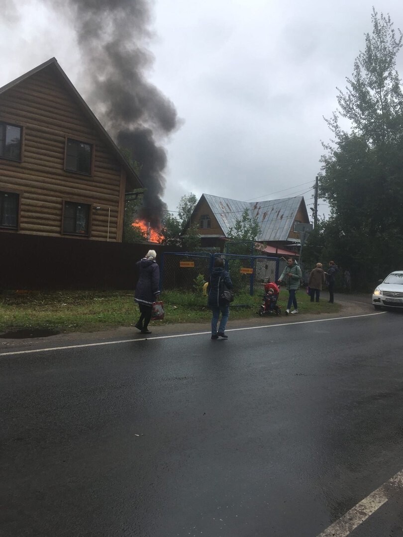 Е1 пожар. Пожар на Перекопе. Дым после пожара. Пожар во Фрунзенском районе.