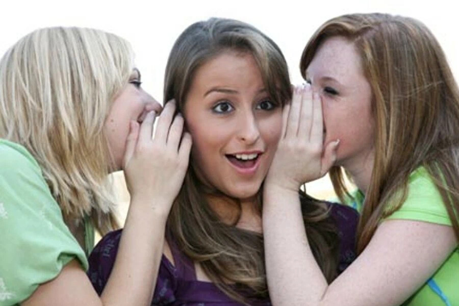 Длинный язык подруги. Девочки делятся секретами. Подруги демонстрирует языки. Три девочки показывают язык. Три девушки общаются.