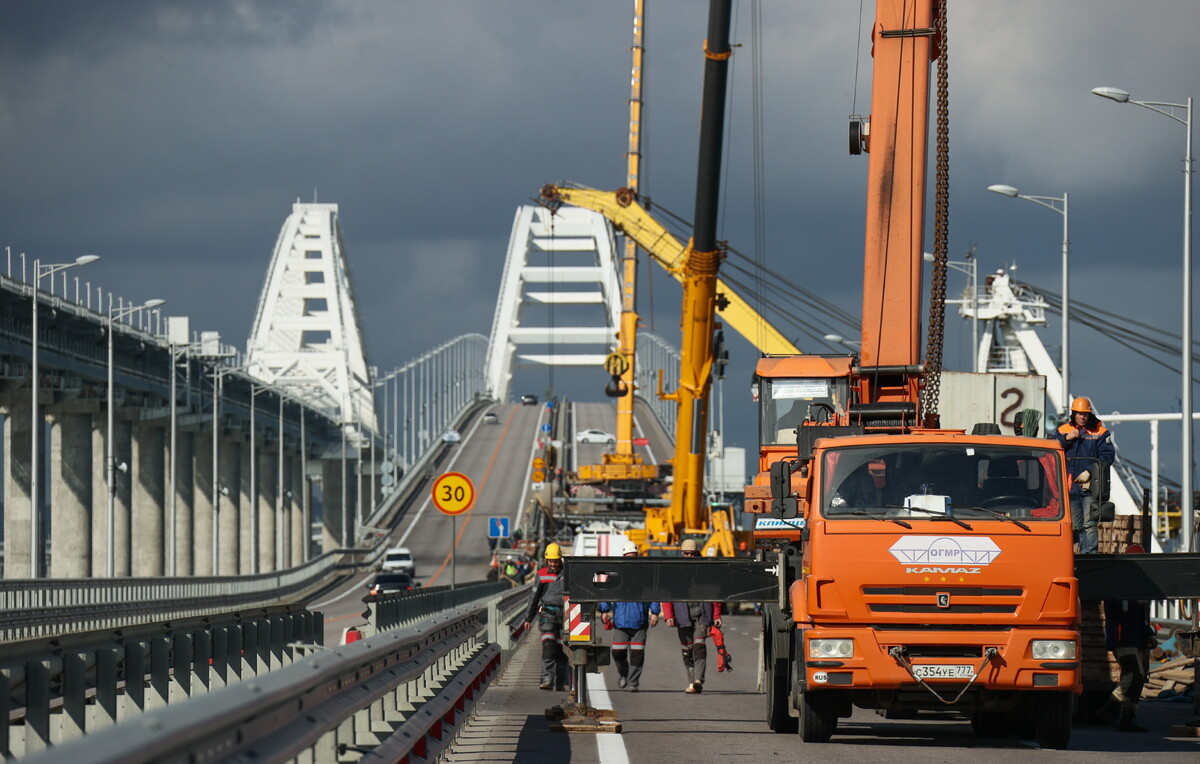 Автомобильный мост. Фура крымский мост. Крымский мост 08. Чп на крымском мосту. Крымский мост сегодня движение открыто.