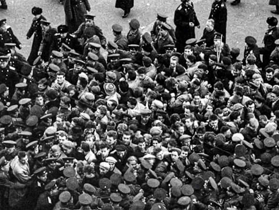 После бунта 14 ти который был организован. Русский бунт в Грозном в 1958. Русское восстание в Грозном 1958 году. Массовые беспорядки в Грозном в 1958 году. Митинг 1973 года в Грозном.