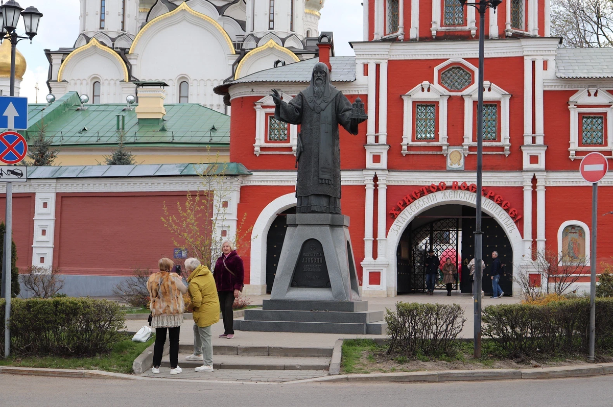 Это вот каким надо было быть отцом, чтобы из пяти детей трое стали святыми?!