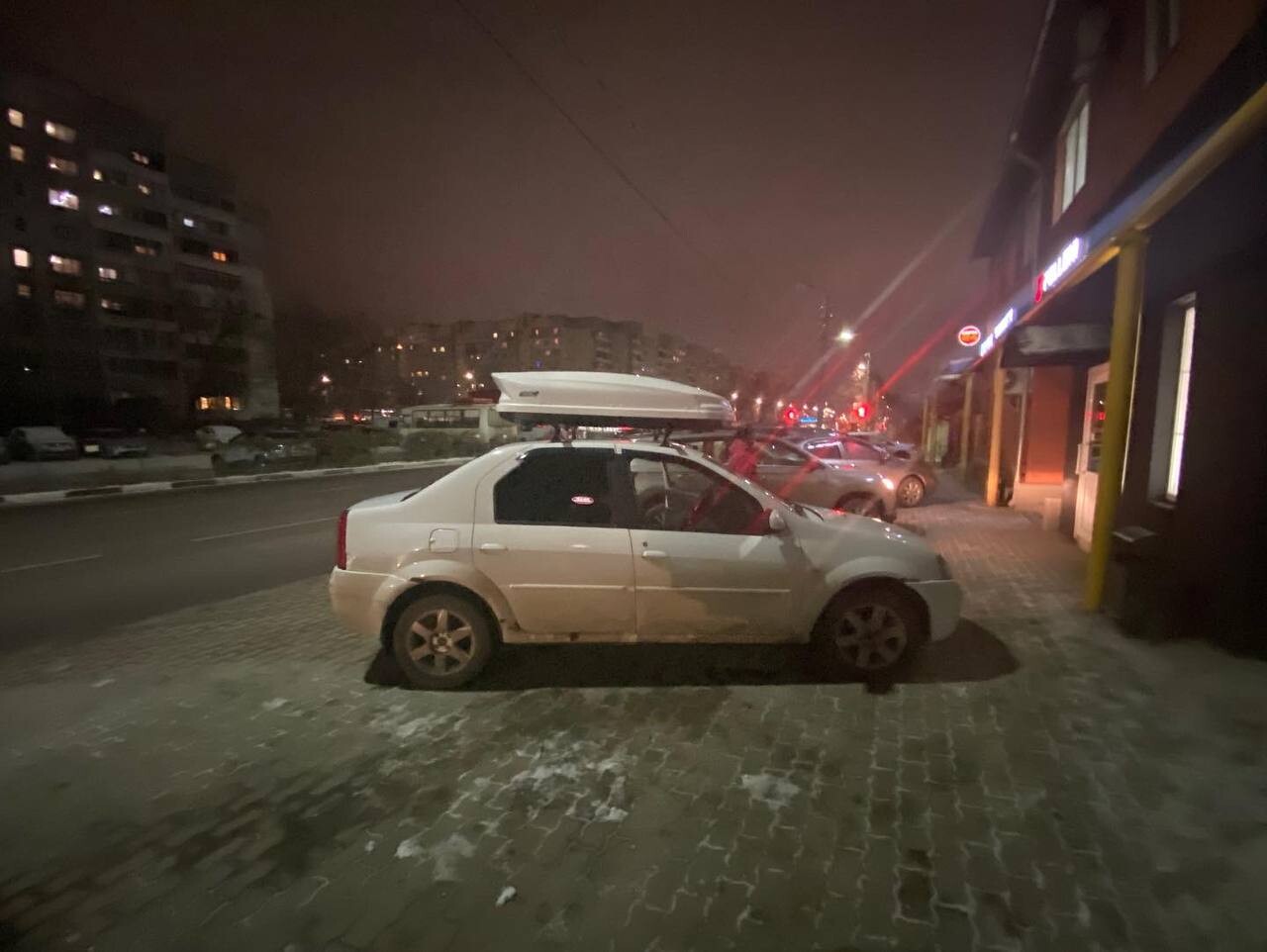 Установка багажника и автобокса 430л на Renault Logan в Туле – вид сбоку