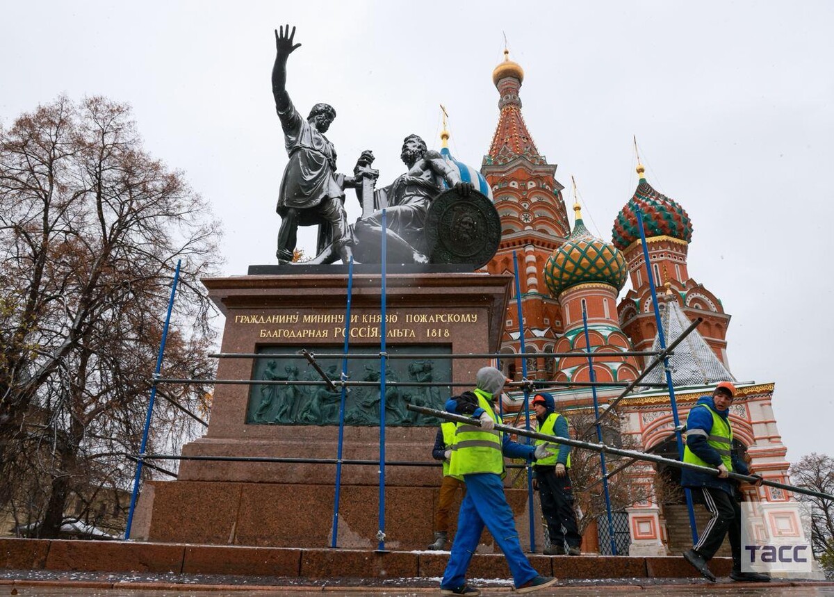 фото памятника минину и пожарскому в москве