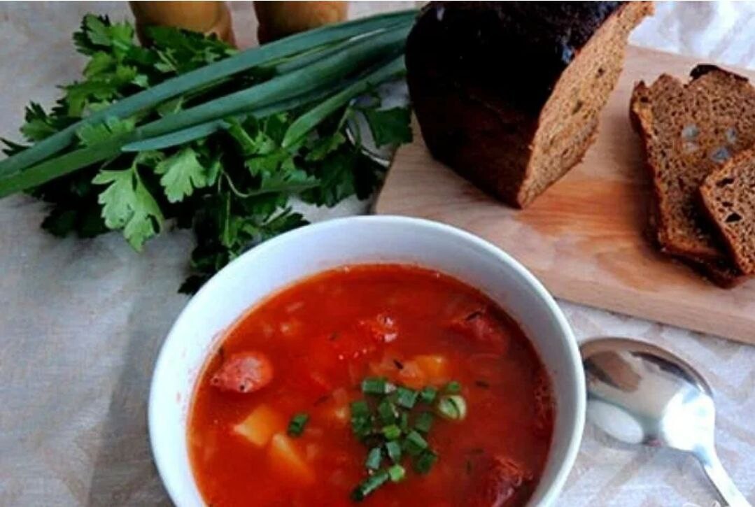 Фасолевый суп из копчёной. Курбан чорба. Суп с охотничьими колбасками и фасолью. Чорба турецкая. Суп с охотничьими колбасками и фасолью.