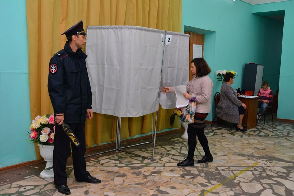 Полиция на избирательных участков. Уик 1657. Охрана на избирательных участках. Вброс на выборах. Вбросы на выборах в россии.