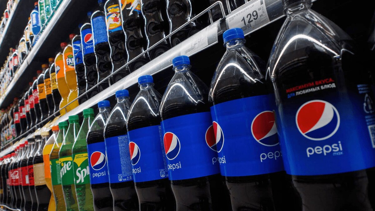 Пепси кола пепси кола. Пепси новая бутылка. Как сейчас называется пепси. Продукция кока кола и пепси. Пластмассовая бутылка пепси.