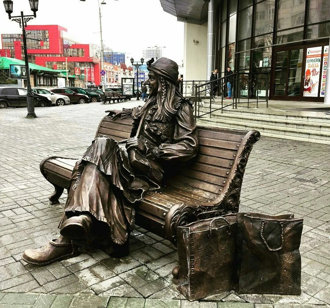 Памятник бабе яге на скамейке в каком городе