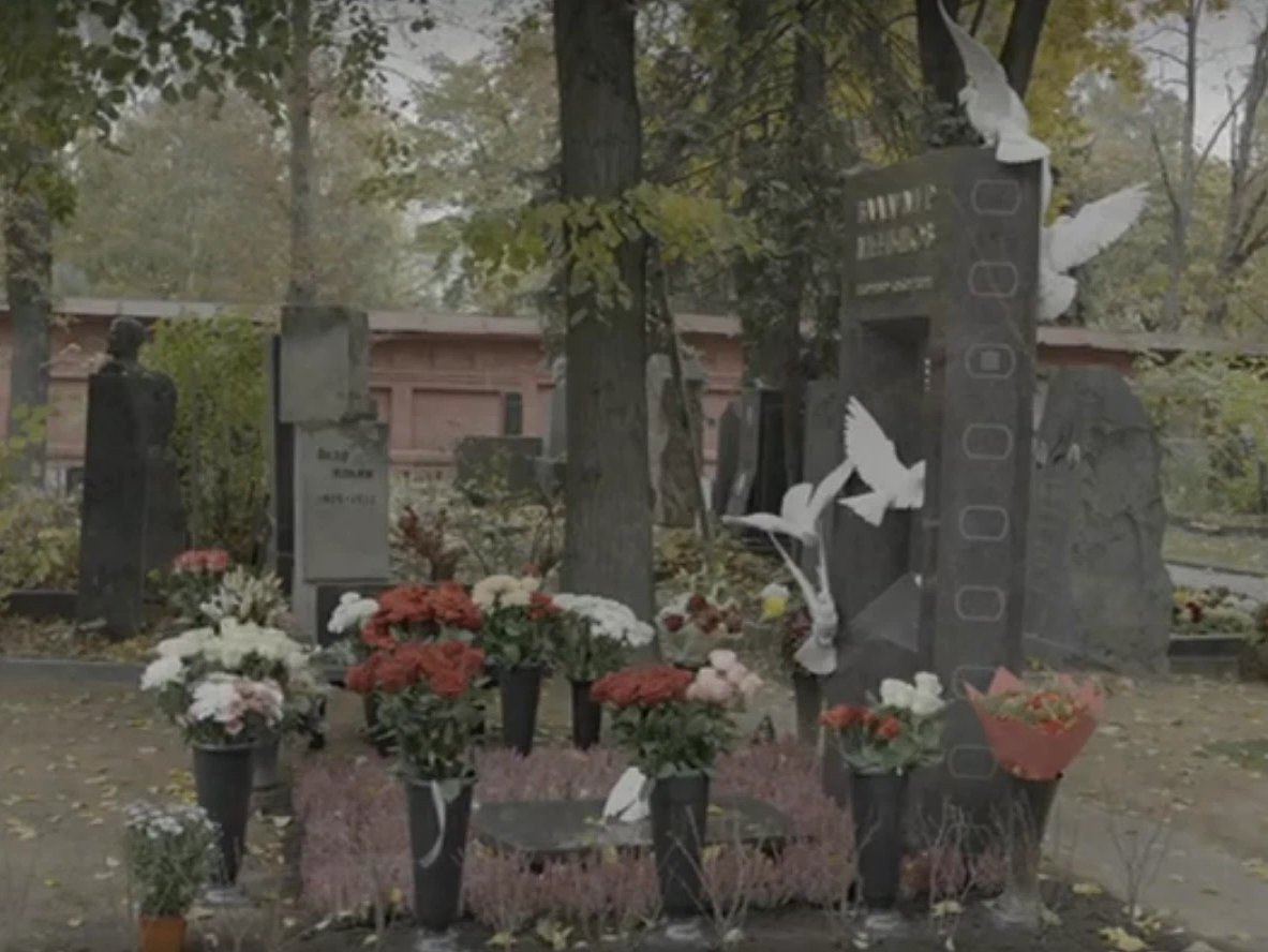 Могила ширвиндта на новодевичьем кладбище фото. Памятник Меньшова на Новодевичьем. Памятник Меньшову Владимиру на Новодевичьем. Новодевичье кладбище Меньшов. Могила Меньшова на Новодевичьем кладбище памятник.