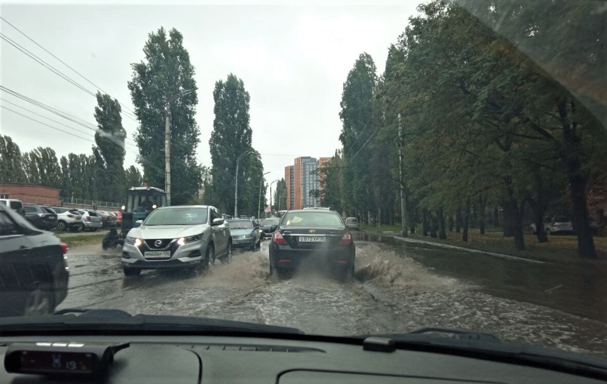 Новости воронежа дзен. Затопление прибрежных городов. Осадки в Воронеже. ДТП В Воронеже 03.10.2022 улица Острогожская. Дождливый пешеходный переход.