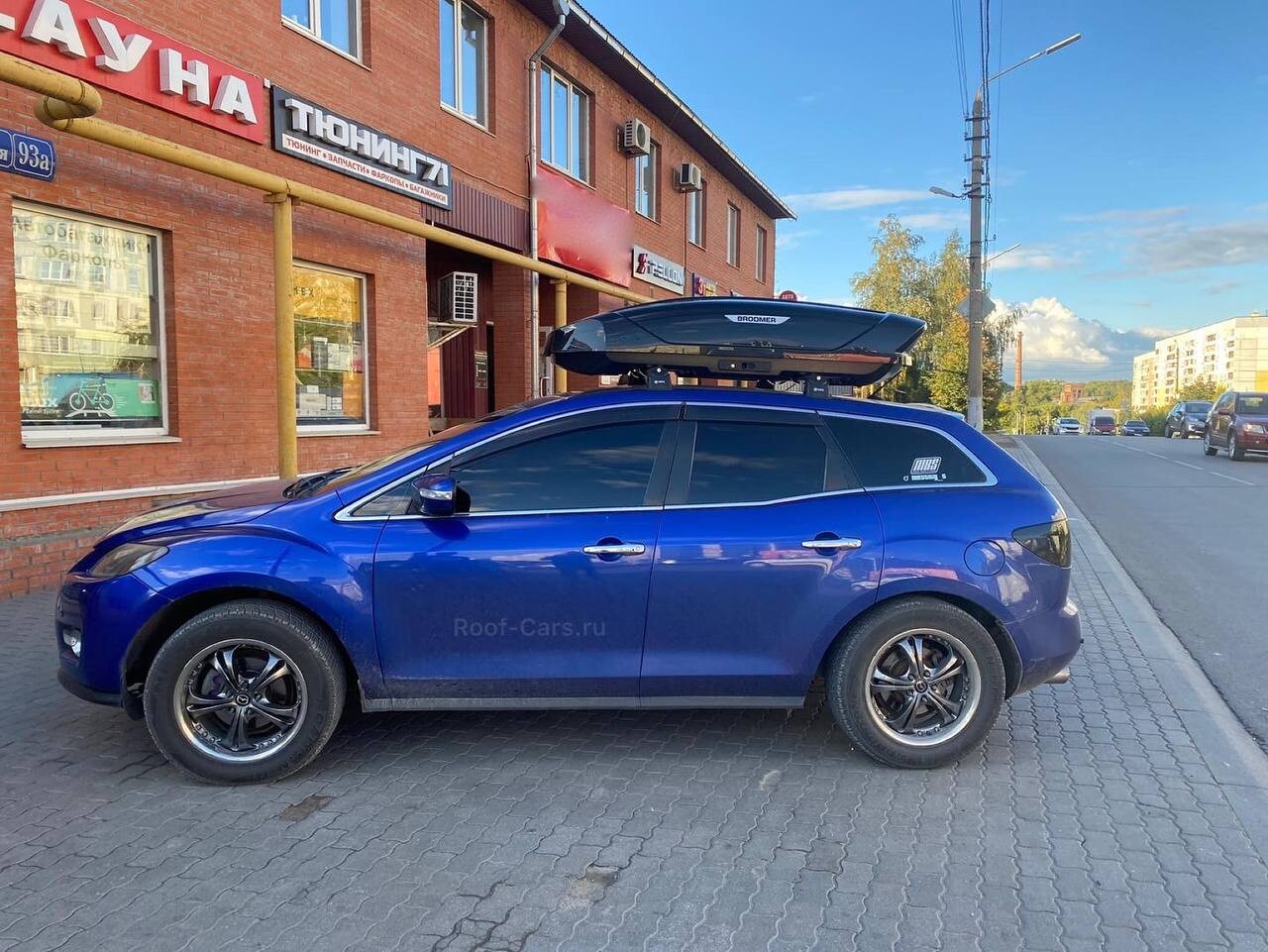 Установка багажника Turtle и автобокса Broomer на Mazda CX-7 в Туле – вид сбоку