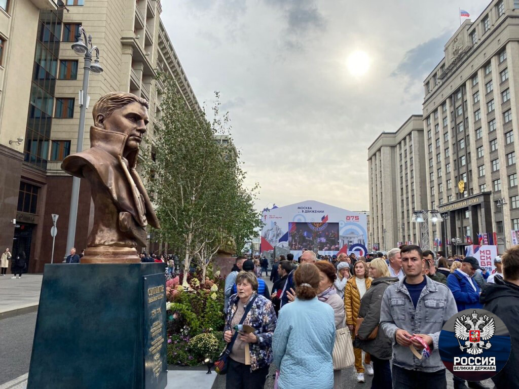 Митинги на донбассе 2014. Молодёжь волонтеры донбасс. Митинг на суворовской площади 2014. Мемориальный скульптура в москве в честь 41-45. Арт объекты россии.
