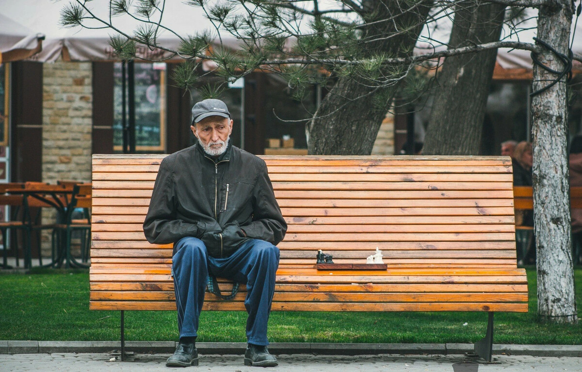 я сидел на скамейке в общественном