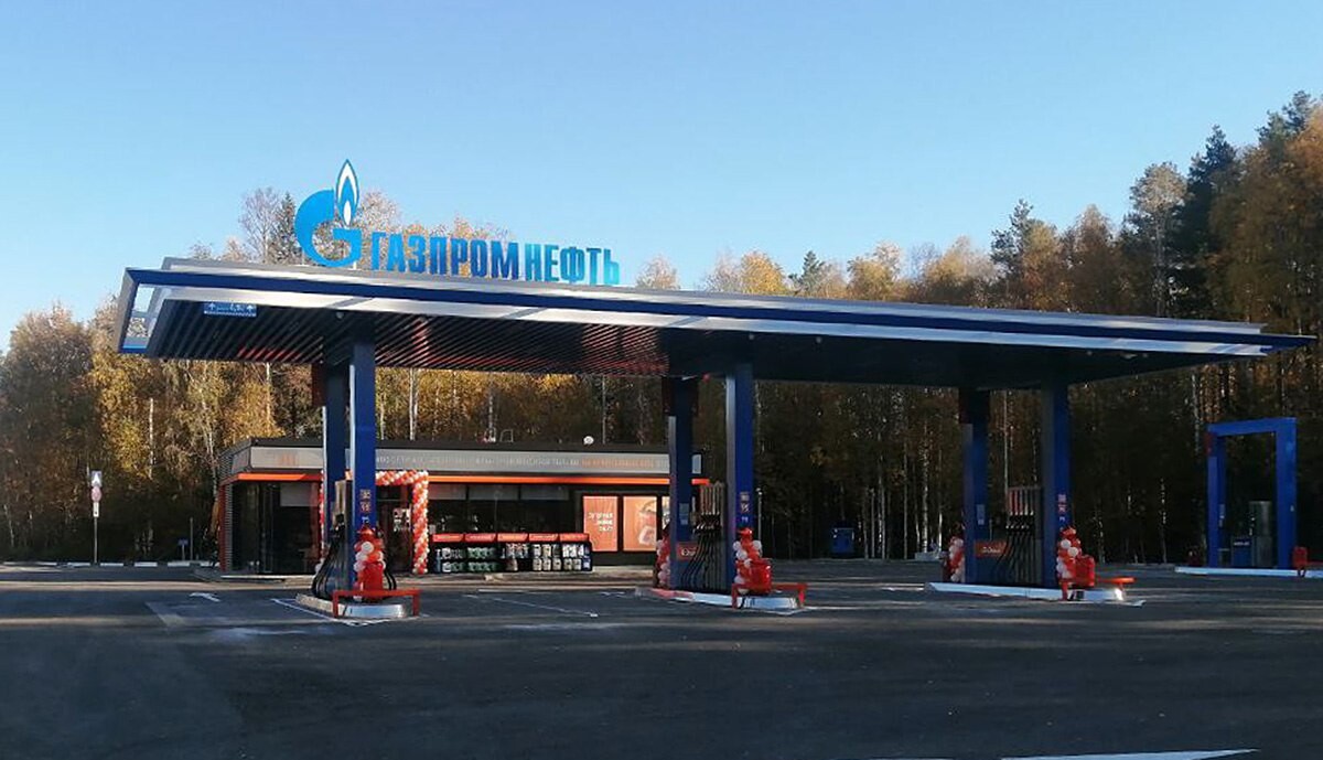 344 км. Заправки в Серове. Экстерьер АЗС Газпромнефть. Сеть АЗС Газпромнефть реклама