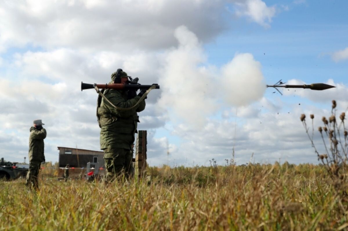 Вооруженные силы наносят. Военный бой. армия россии на украине. вооруженные силы россии. российская армия на украине.