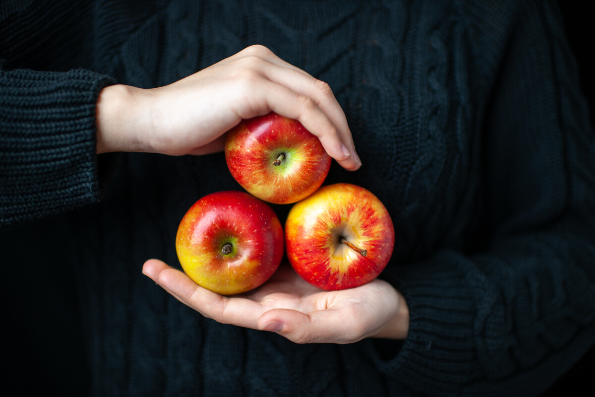 Яблоко 10 минут. Фото красного яблока в холеных женских руках. Red Apple.