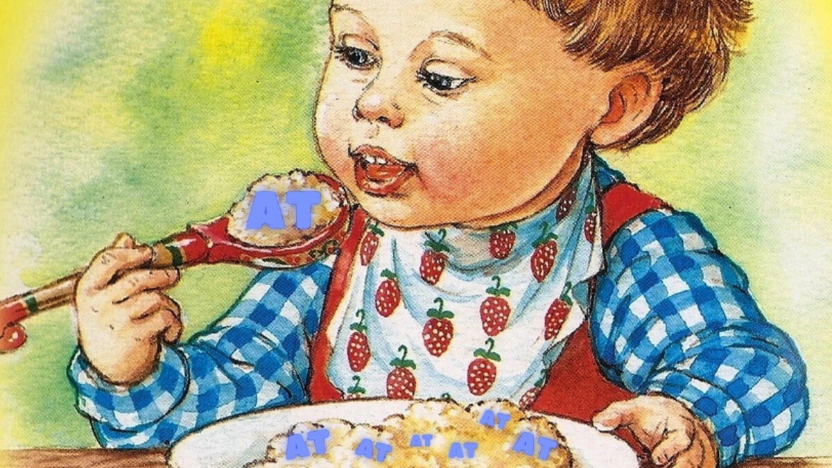 Мальчик ест кашу