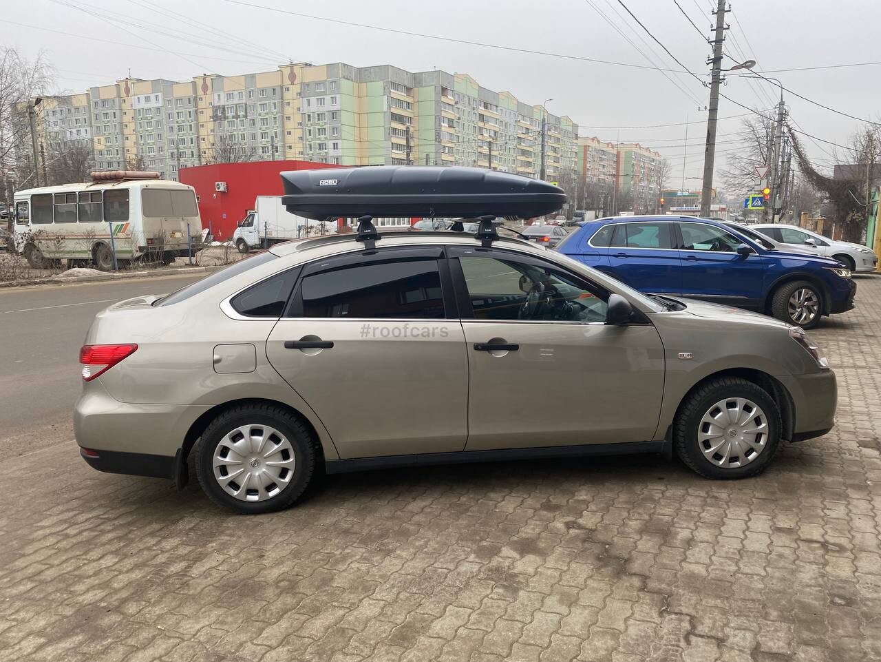 Установка багажника и автобокса 380л на Ниссан Альмера 2015+ в Туле – вид сбоку