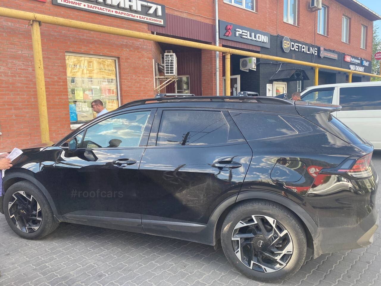 Установка багажника на KIA Sportage 5 в Туле – вид сбоку