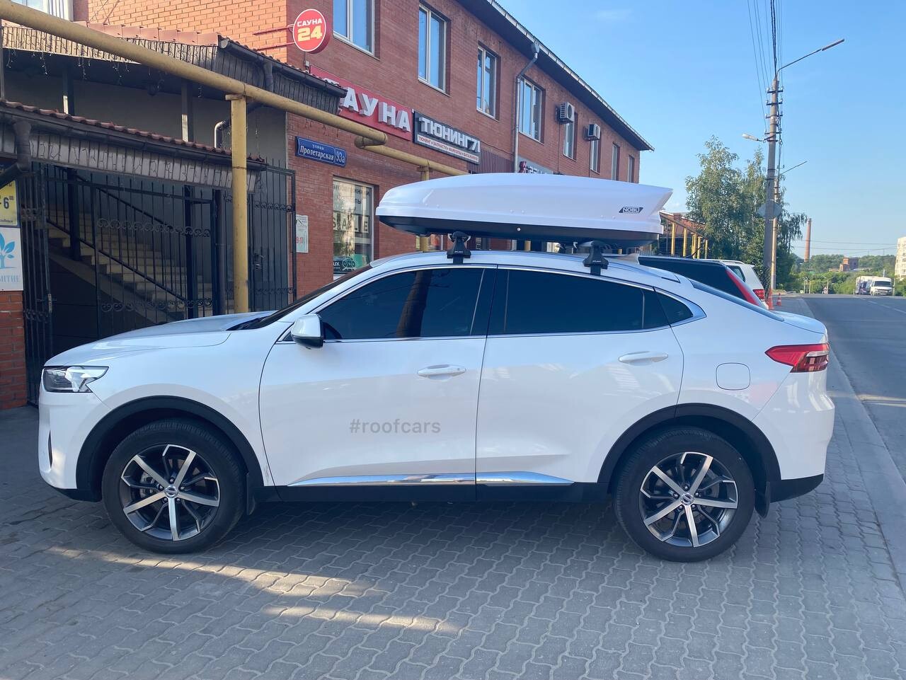 Установка багажника и автобокса 430л на Haval F7x в Туле – вид сбоку