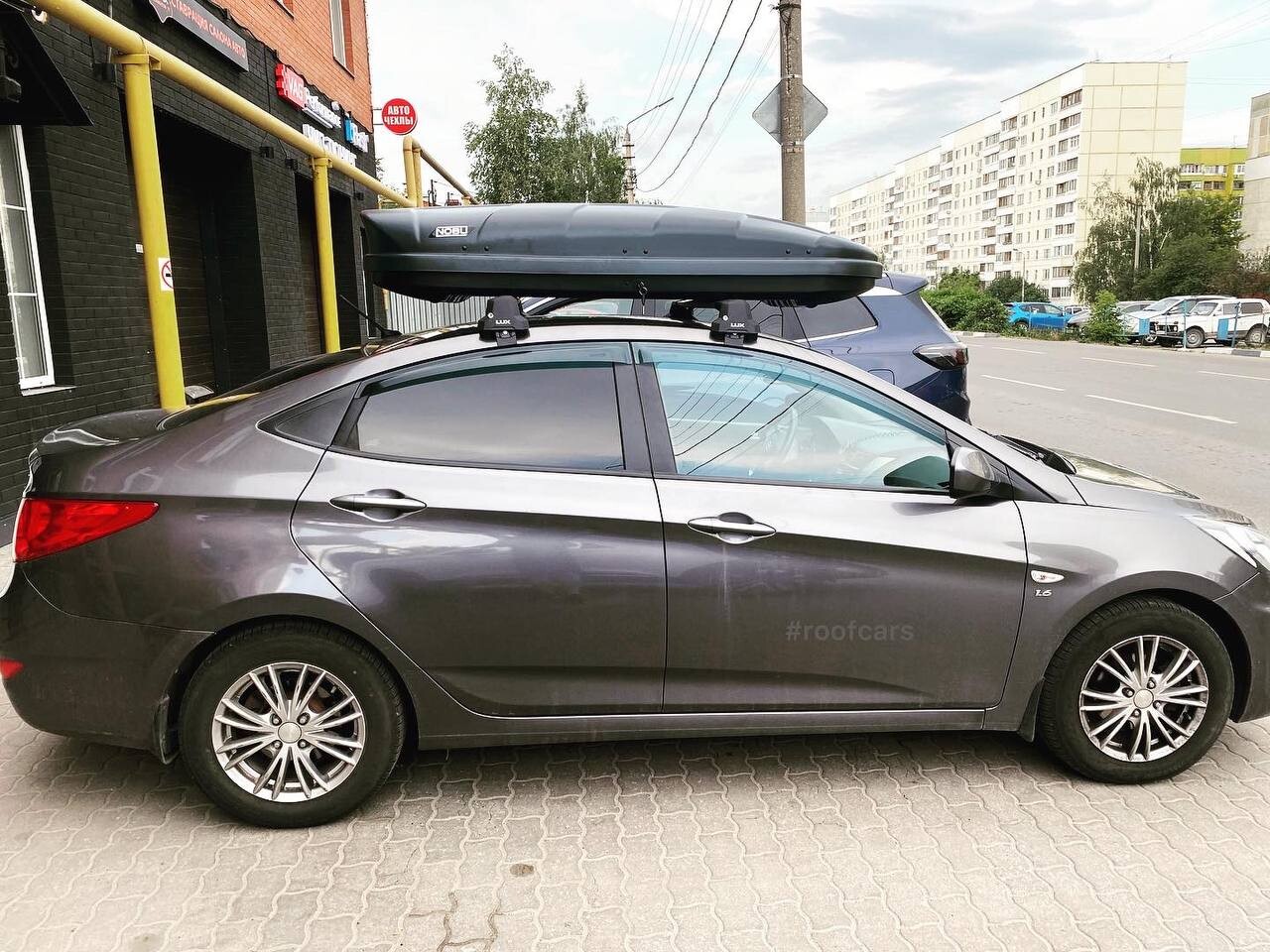 Установка багажника и автобокса 380л на Hyundai Solaris 2010-2016 в Туле – вид сбоку