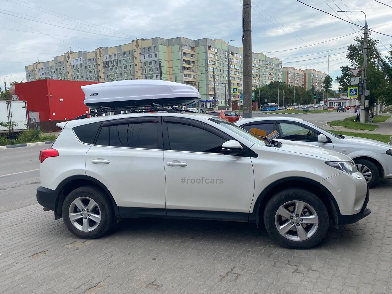 Установка багажника и автобокса 430л на Toyota RAV4 2013-2019 в Туле – вид сбоку