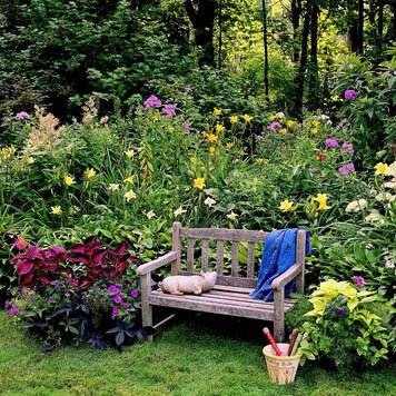 Ho un nuovo hobby: piantare fiori. Volevo quindi condividere con voi il progetto di un piccolo giardino con fiori. I fiori sono piantati attorno alla panchina. Sembra molto carino ed estivo. 1.