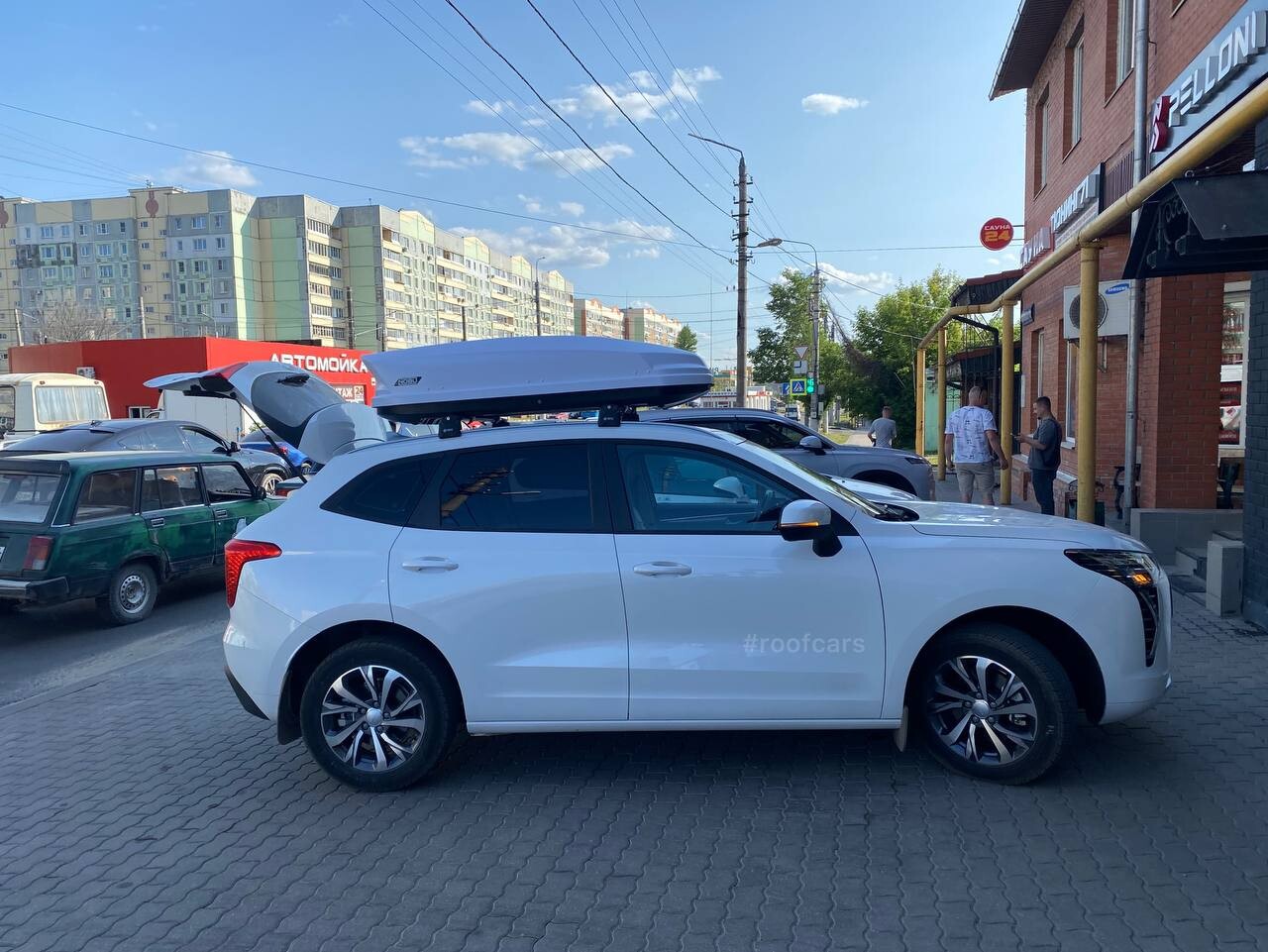 Установка багажника и автобокса 430л на Haval Jolion в Туле – вид сбоку