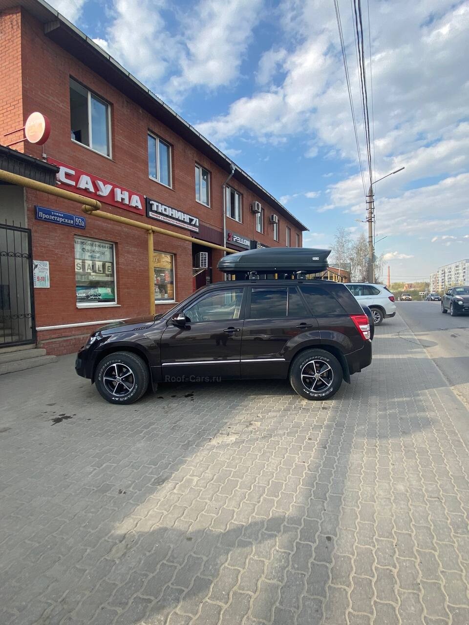 Установка багажника и автобокса 430л на Suzuki Grand Vitara в Туле – вид сбоку