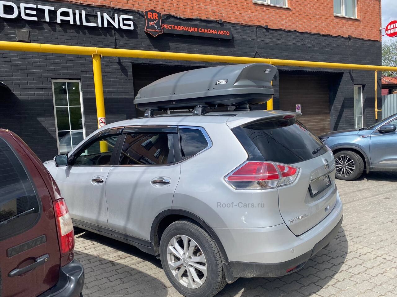 Установка багажника в штатные места и автобокса 430л на Nissan X-Trail T32 в Туле – вид сбоку