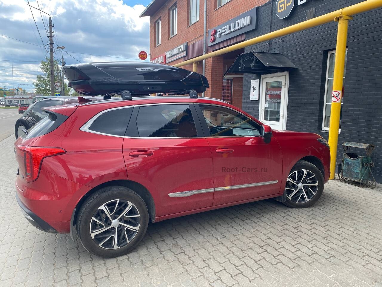 Установка багажника и автобокса 430л на Haval Jolion в Туле – вид сбоку