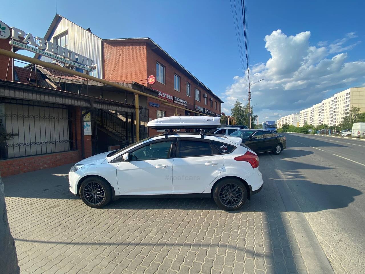 Установка багажника и автобокса 380л на Ford Focus 3 в Туле – вид сбоку