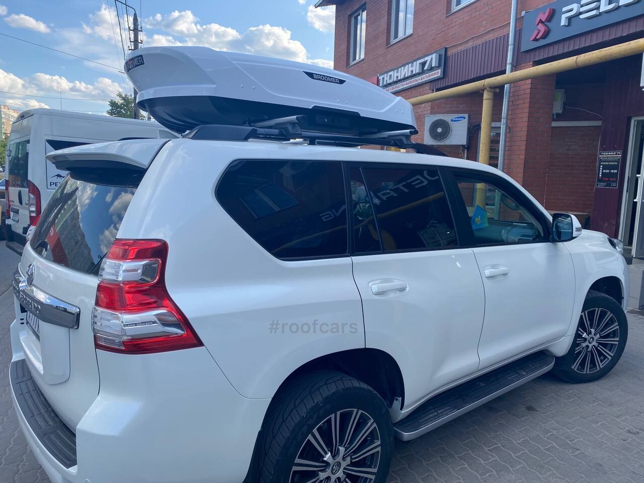 Установка багажника и автобокса 430л на Toyota Land Cruiser Prado 150 в Туле – вид сбоку