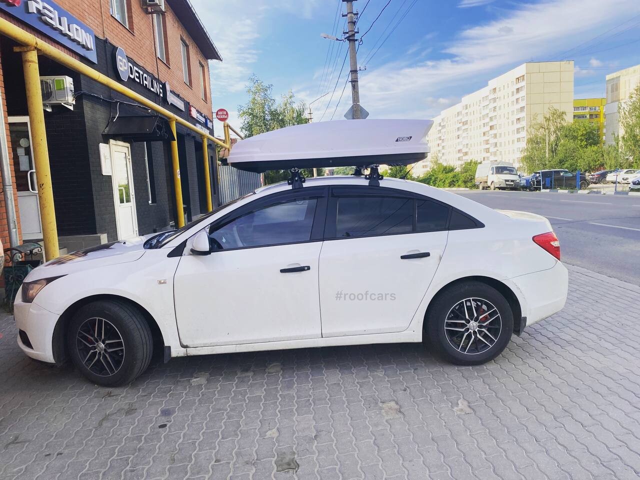 Установка багажника и автобокса 430л на Chevrolet Cruze в Туле – вид сбоку