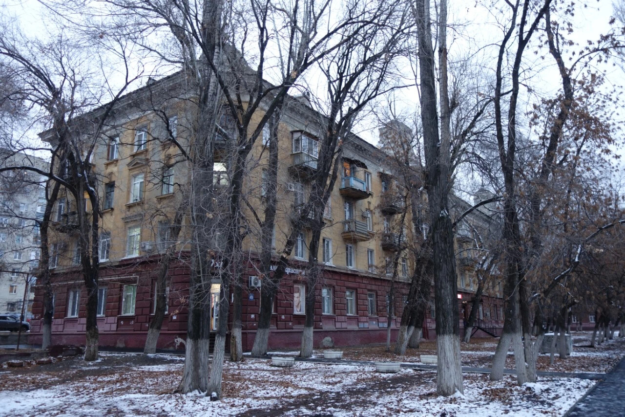 Дома под снос саратов. Сталинки в Саратове. Аварийное жилье. Саратов снос дома с башенкой. Здание с башенками Саратова.