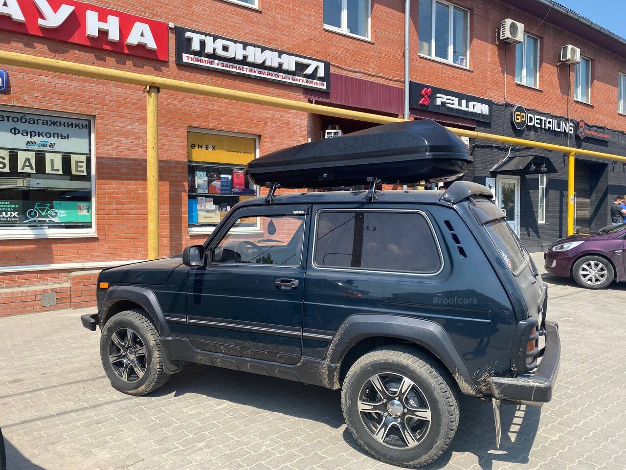 Установка багажника и автобокса 440л на Лада Нива в Туле – вид сбоку