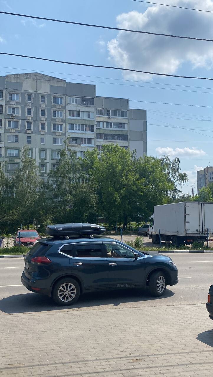 Установка багажника и автобокса 380л на Nissan X-Trail T32 в Туле – вид сбоку