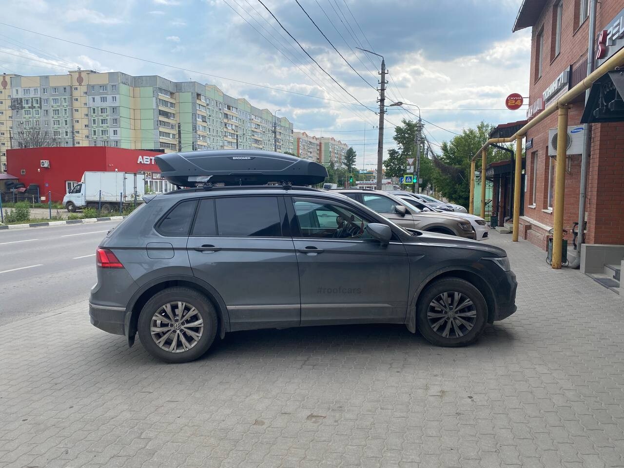Установка багажника и автобокса 430л на VW Tiguan II в Туле – вид сбоку
