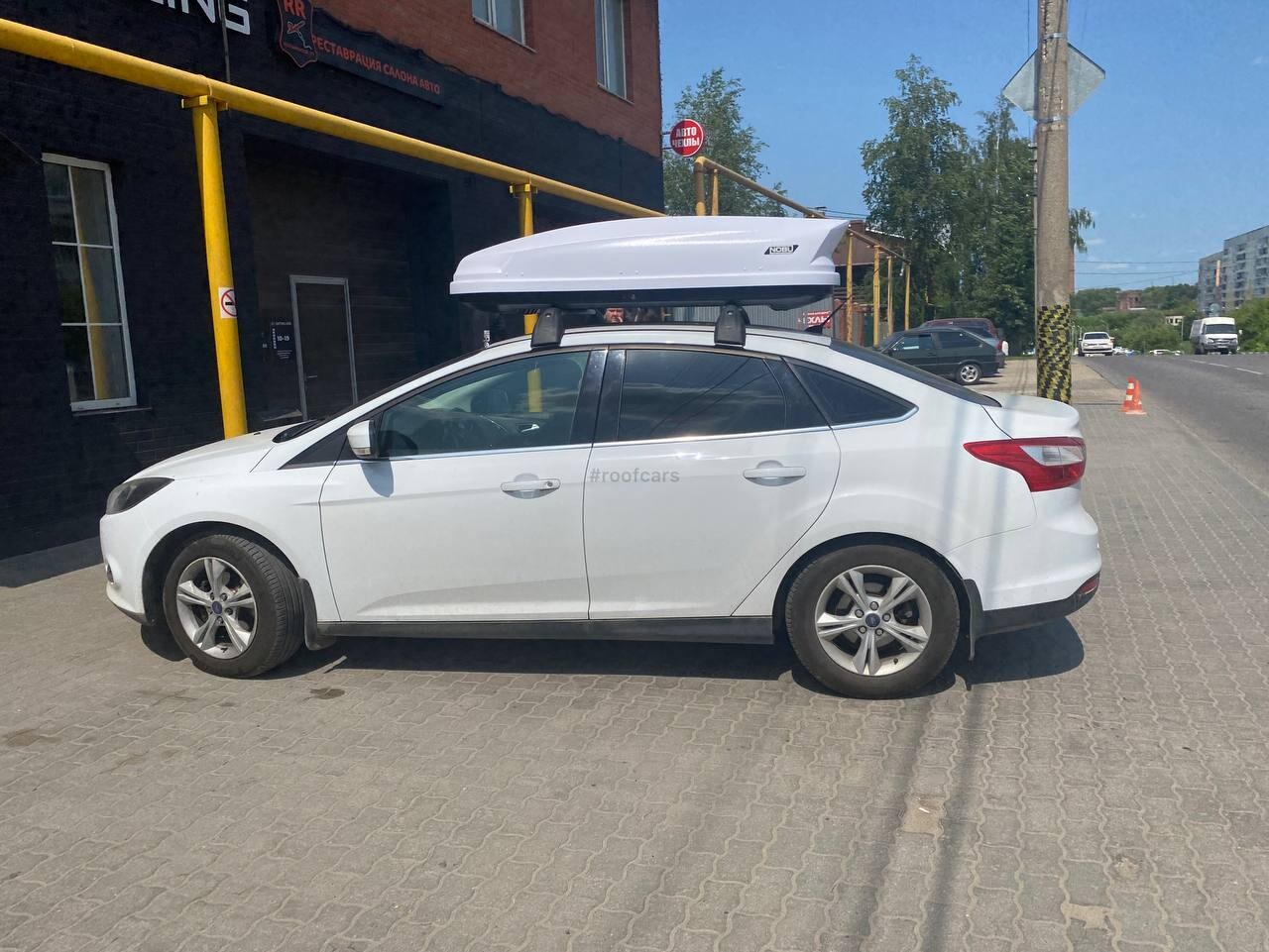 Установка автобокса 430л на Ford Focus 3 в Туле – вид сбоку