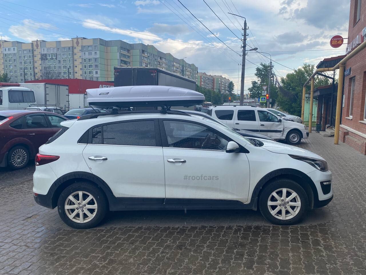 Установка багажника и автобокса 380л на KIA Rio X-Line в Туле – вид сбоку
