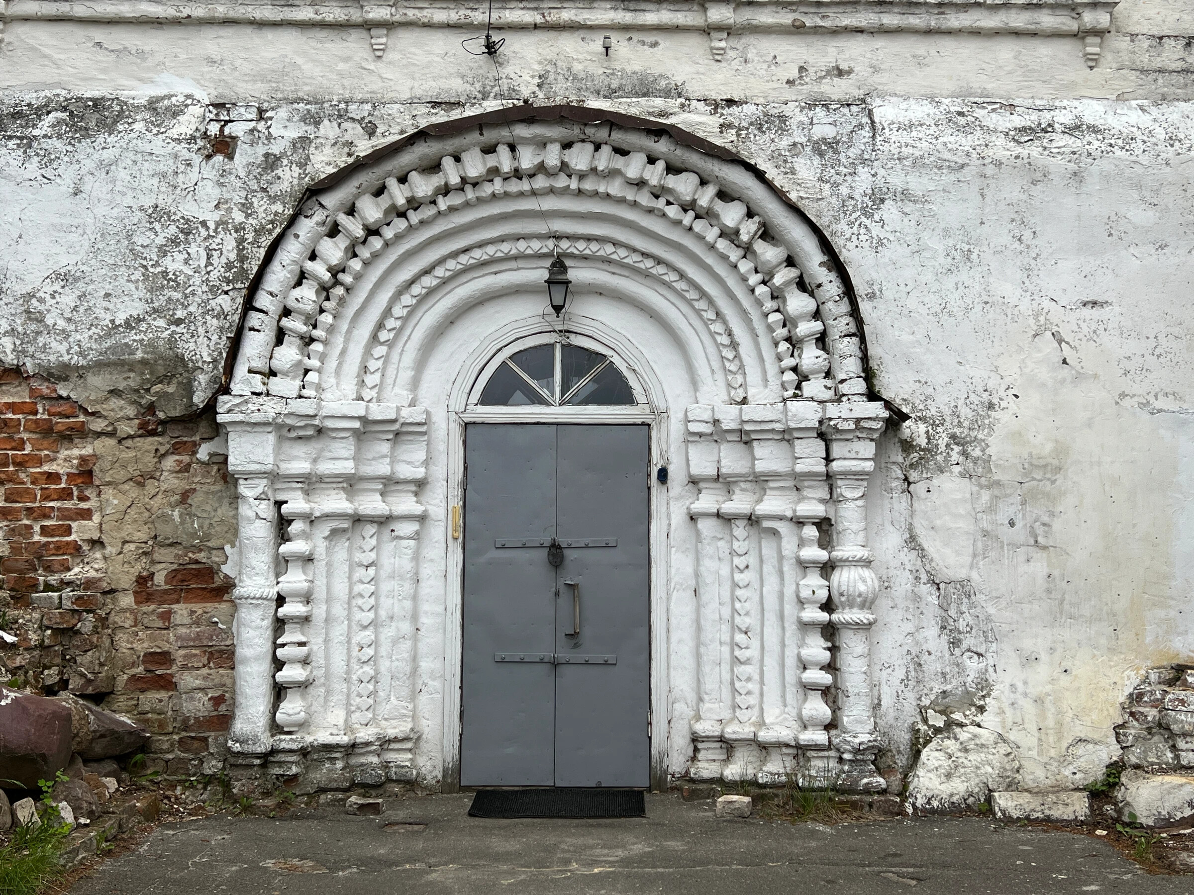 Почему закрыли церкви. Закрытый храм. Церковь закрыта. Закрытие церквей. Дерево закрывает Церковь.