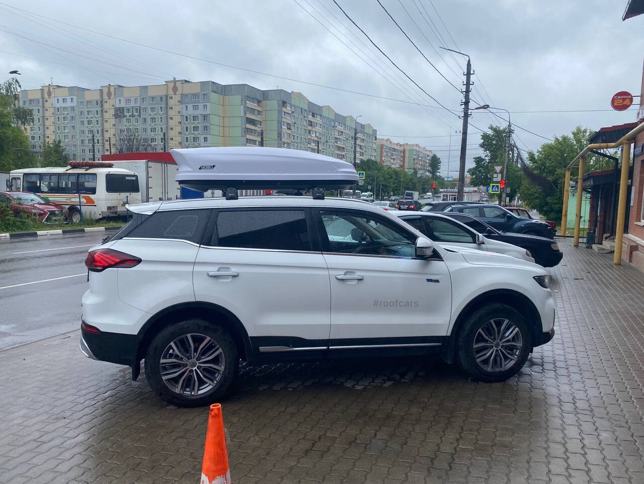 Установка багажника и автобокса 430л на Geely Atlas Pro 2023 в Туле – вид сбоку