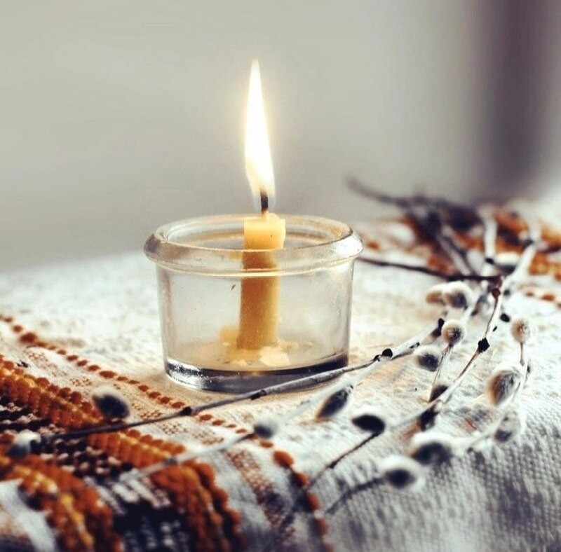 Не мы себе отмериваем жизнь, Кому - мгновенье, а кому — эпоха, Но лишь от нас зависит, что вложить В отрезок между выдохом и вдохом...