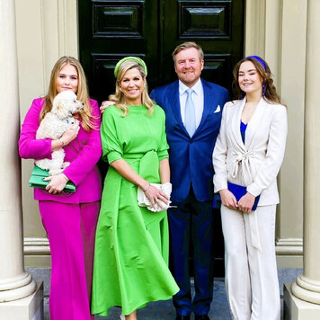 Айқайлап тұрған брюнетка үстіне трахает алады