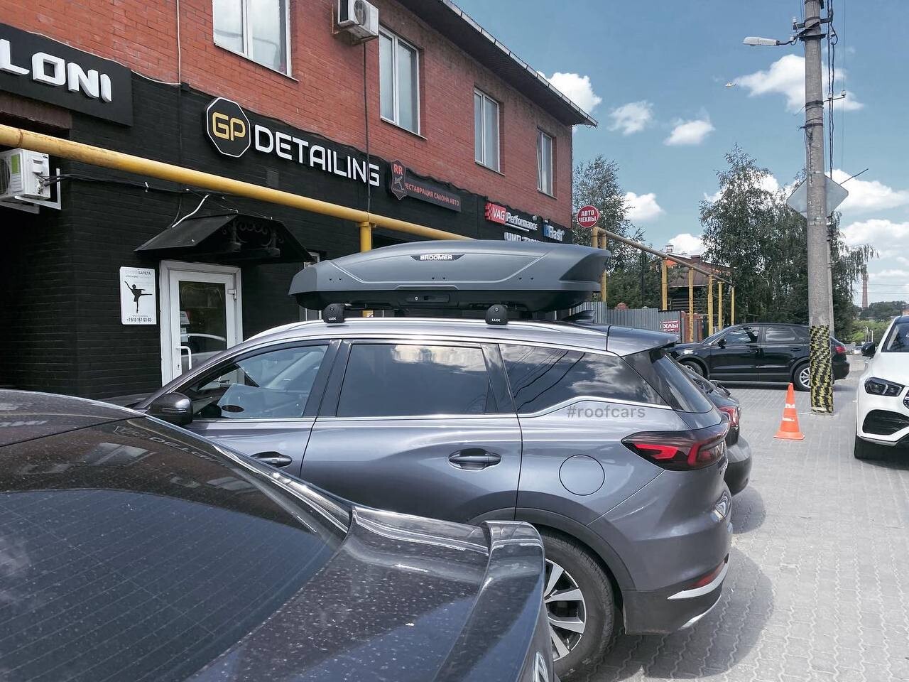 Установка багажника и автобокса 430л на Chery Tiggo 7 Pro в Туле – вид сбоку