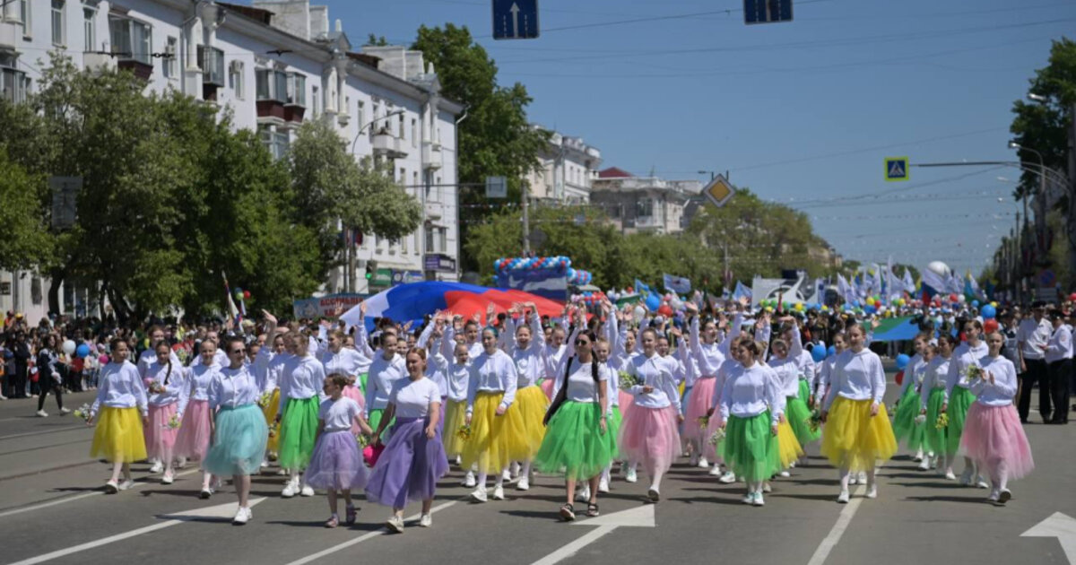 Какая сегодня в комсомольске на амуре. Комсомольск на Амуре 90. Комсомольск-на-Амуре 2022. День города Комсомольск на Амуре 2022. Праздничное шествие на день города.