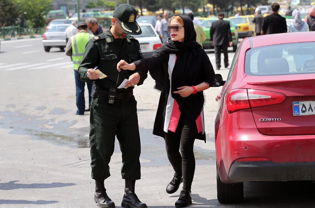 Женщины в Иране публично отказались от платков. 