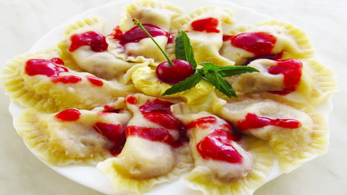 Домашние вареники с вишней