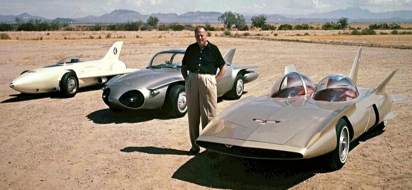 Харли Эрл на фоне своих авто 1950-х