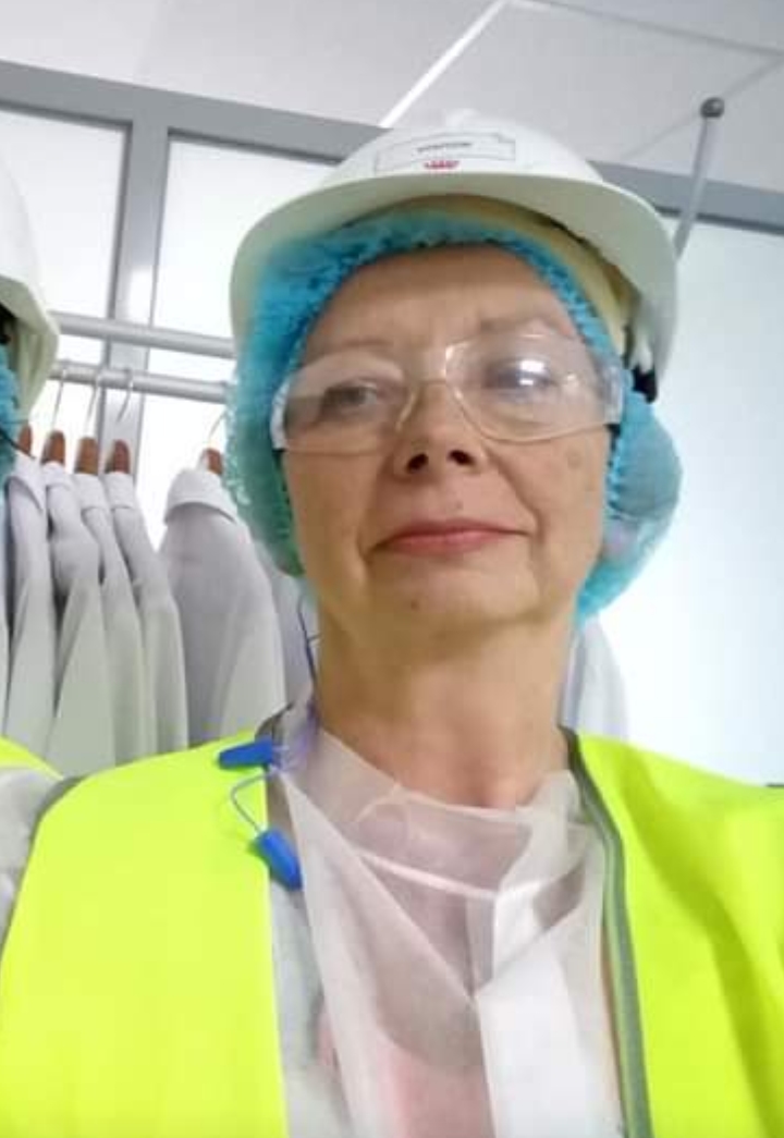 Это я на экскурсии на заводе Роял Канина, почти что космонавт